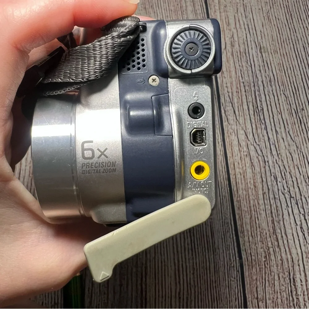 Sony‎ CyberShot DSC-S70 Digital Camera Carl Zeiss Lens Bundles With Charger READ